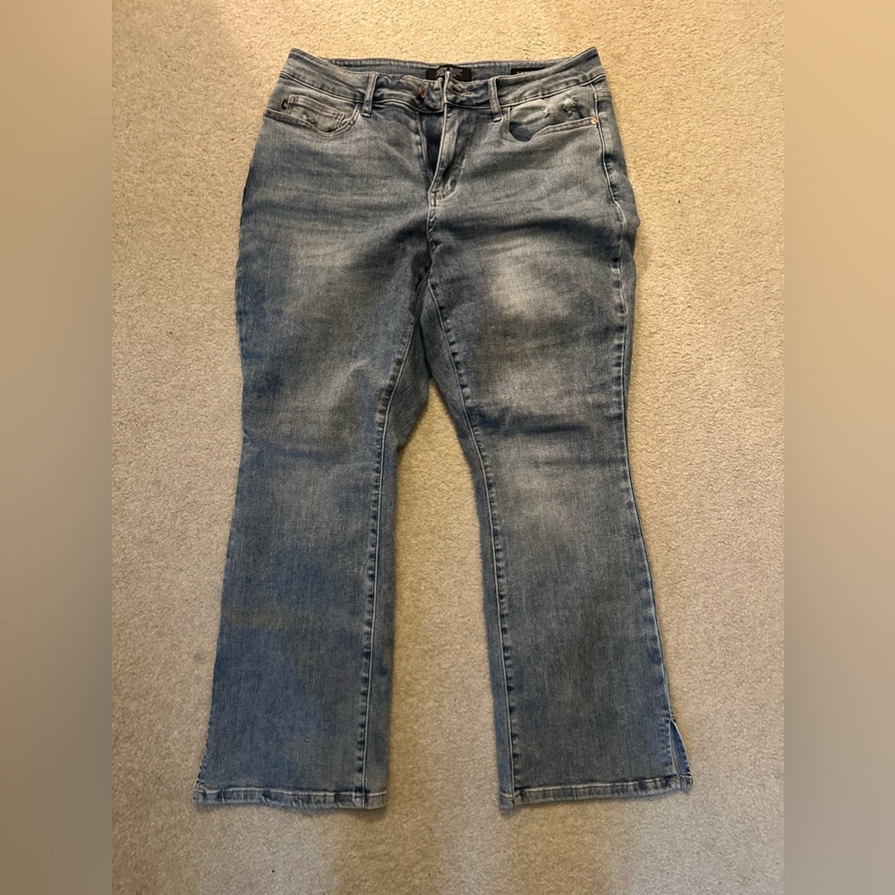 Hot style with these light wash super comfy Judy Blue 14w jeans!